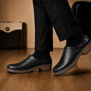 Melodiapelle Madison Mule in black leather worn with formal trousers, on-feet shot