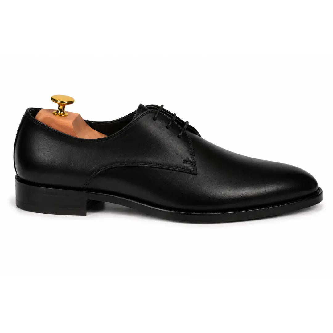 Side profile of the Mangrove Plain Derby in black leather on white background
