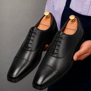 Man wearing Melodiapelle Marcello Semi-Brogue Oxford in nero black, styled close-up