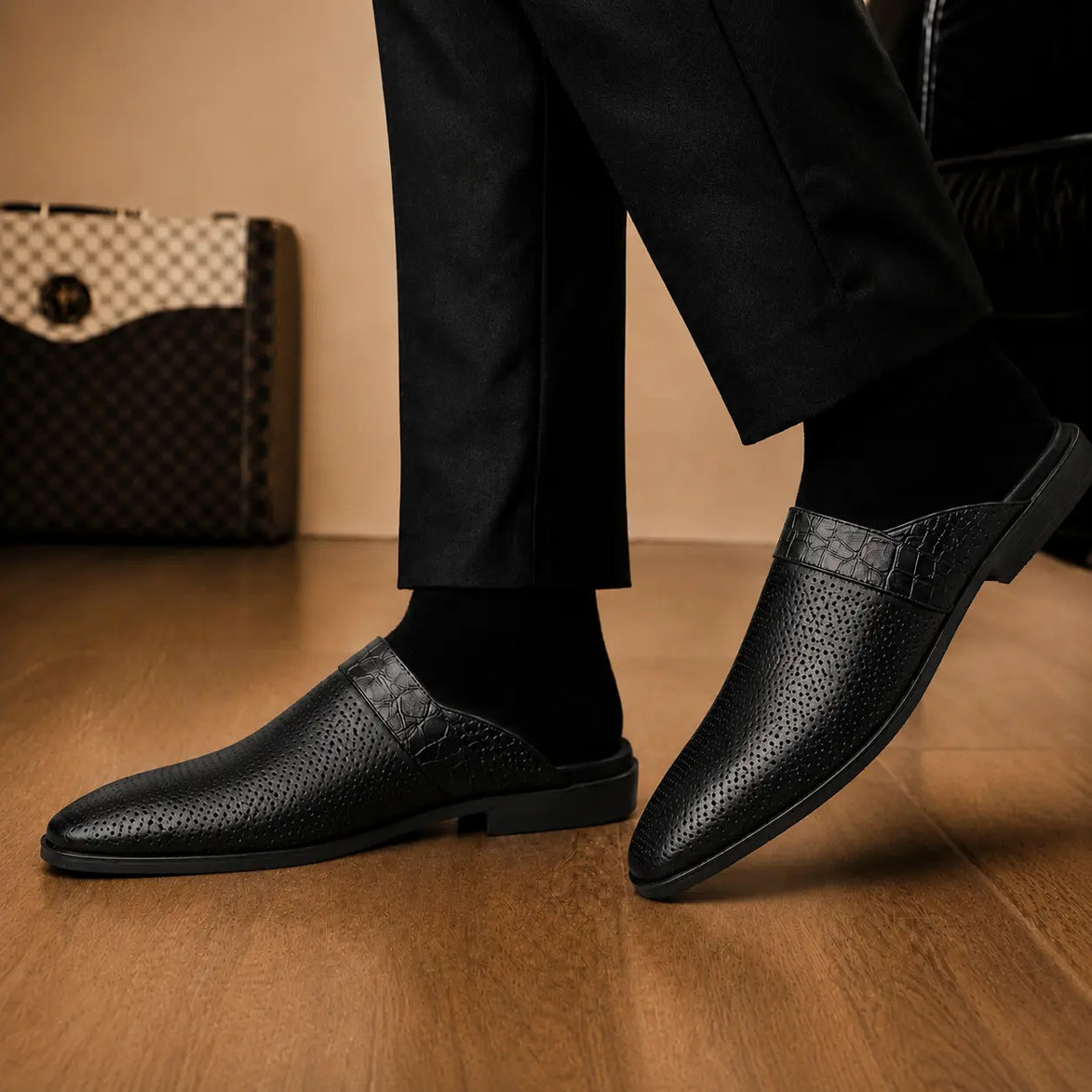 Melodiapelle Marshall Mule in black leather worn with trousers, on-feet shot