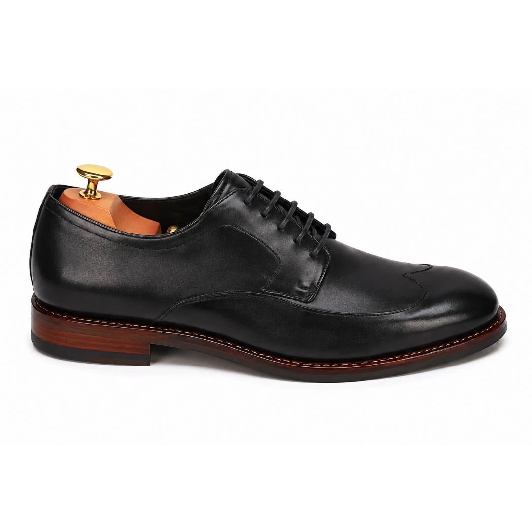 Side profile of the Matador Apron-Toe Derby in nero black leather on white background