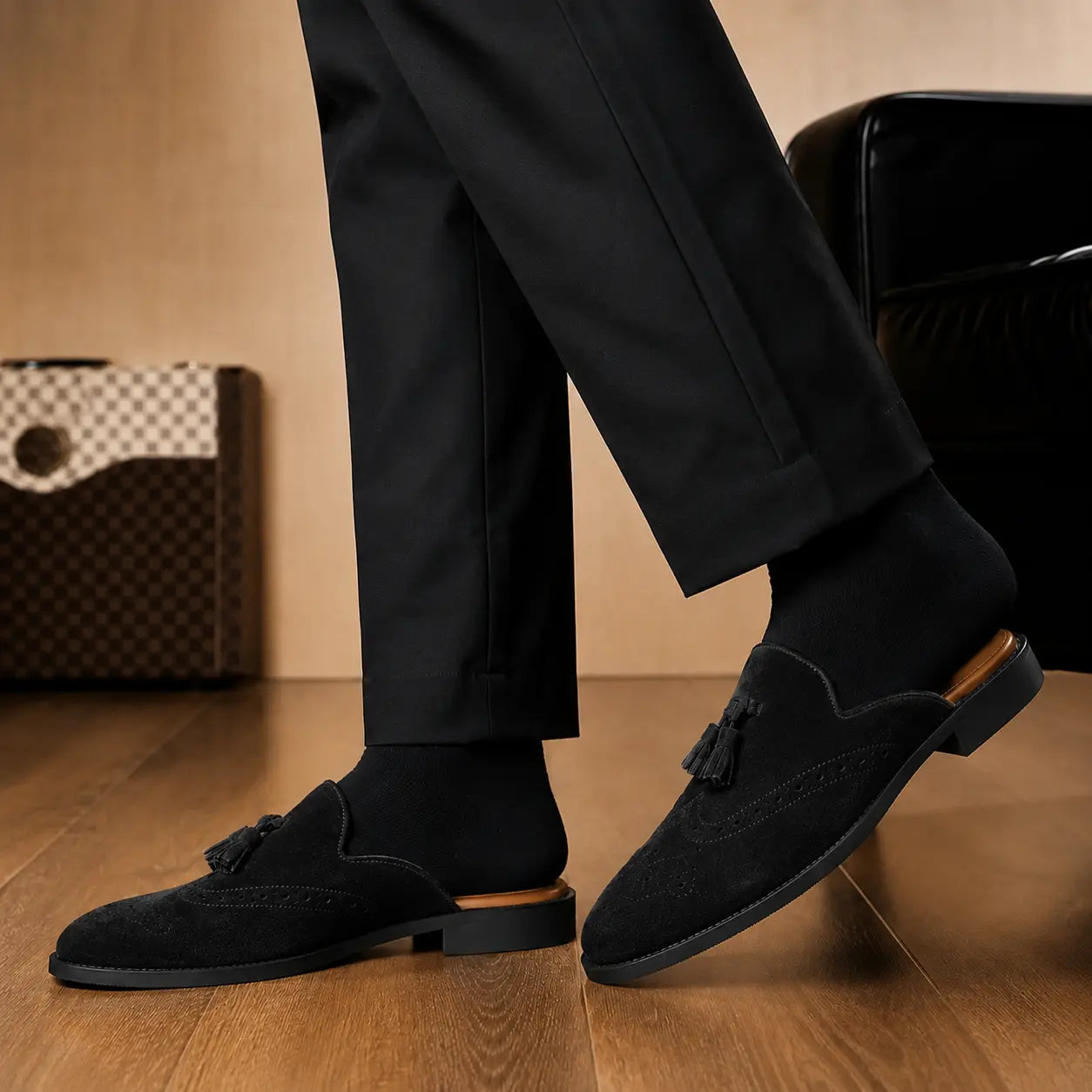 Melodiapelle Mendiai Mule in black suede worn with trousers, on-feet shot