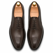 Melodiapelle Meta Wholecut Oxford in brown leather, pair top-down view, handcrafted in Agra