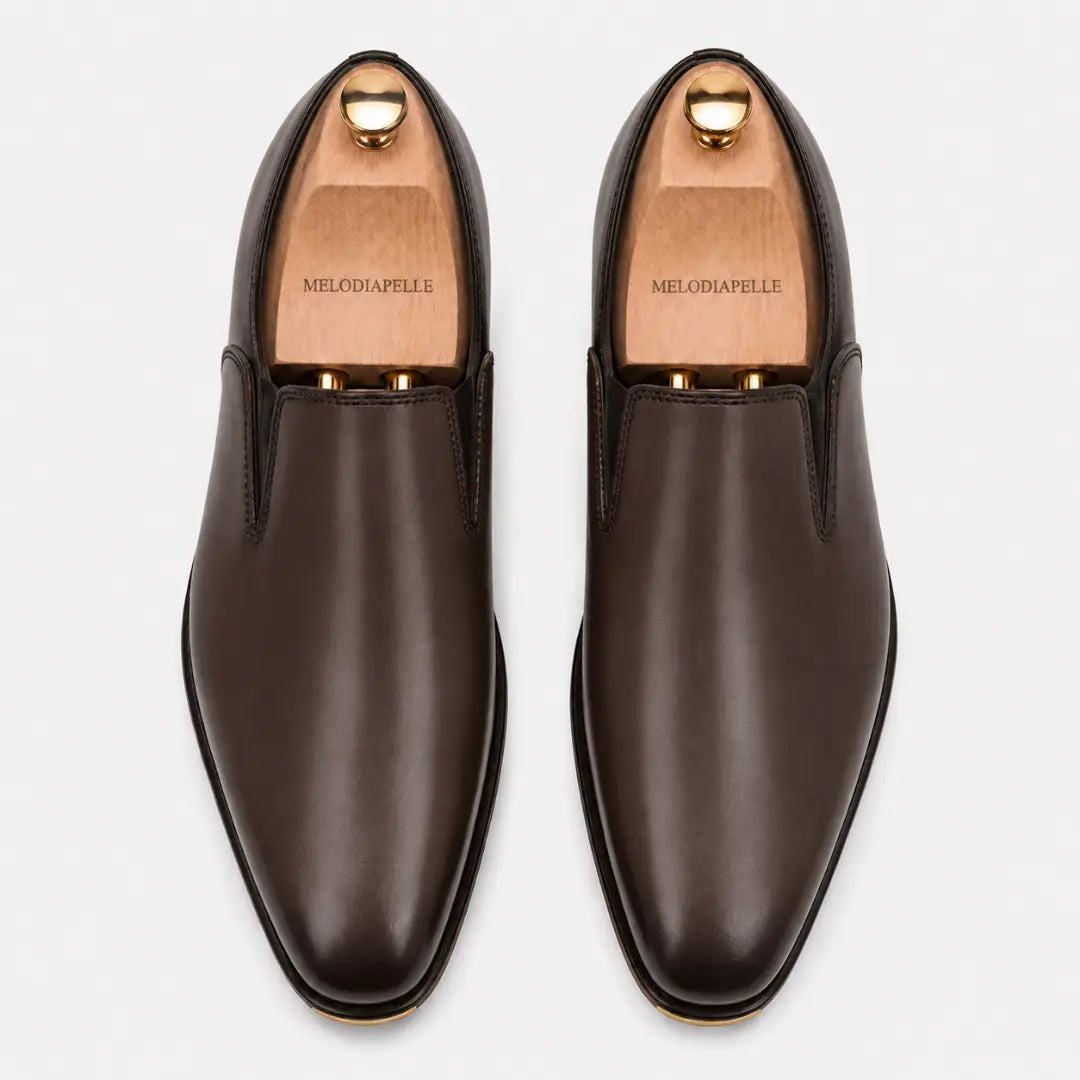 Melodiapelle Millburn Mule in dark brown leather, pair top-down view, handcrafted in Agra