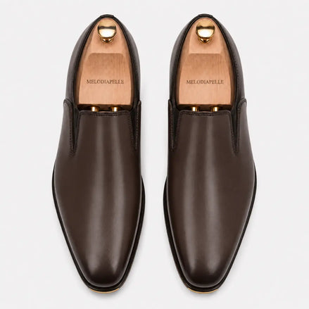 Melodiapelle Millburn Mule in dark brown leather, pair top-down view, handcrafted in Agra