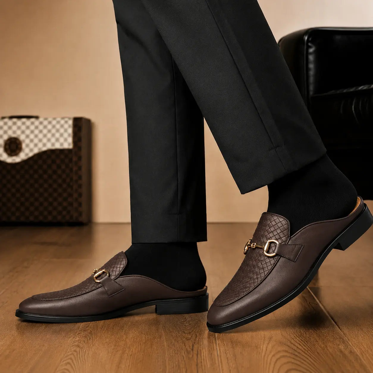 Melodiapelle Munar Mule in dark brown woven leather worn with trousers, on-feet shot