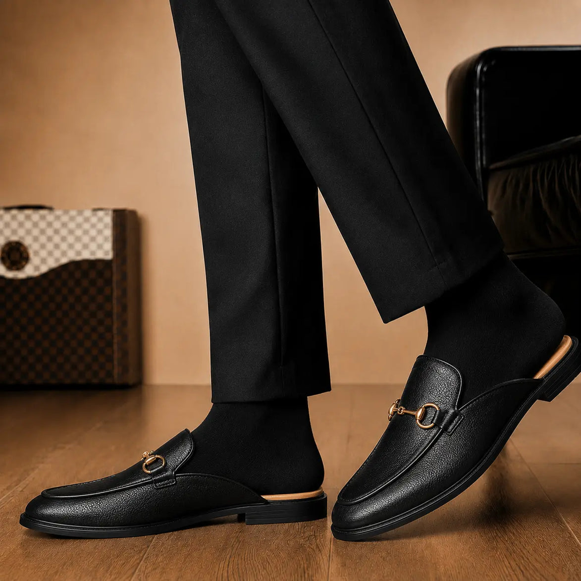 Melodiapelle Mustang Mule in black leather worn with trousers, on-feet shot