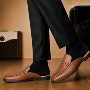 Melodiapelle Mustang Mule in tan leather worn with trousers, on-feet shot